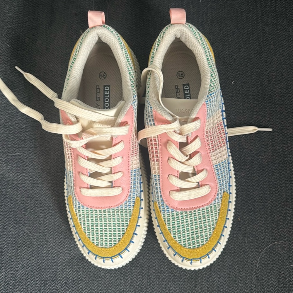 Tennis shoes
